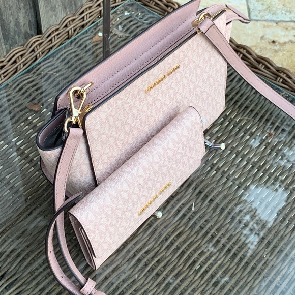 Michael Kors Signature MD Selma Crossbody+Wallet - Picture 2 of 8